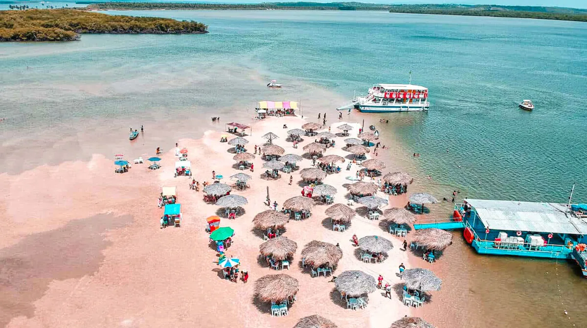 Banco de arena de la Croa do Goré, con quioscos flotantes y barcos, en Aracaju.