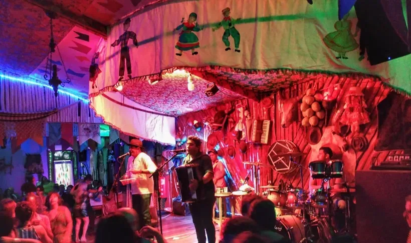 Forró pé de serra en vivo en una casa típica de Aracaju, con acordeón y público bailando.