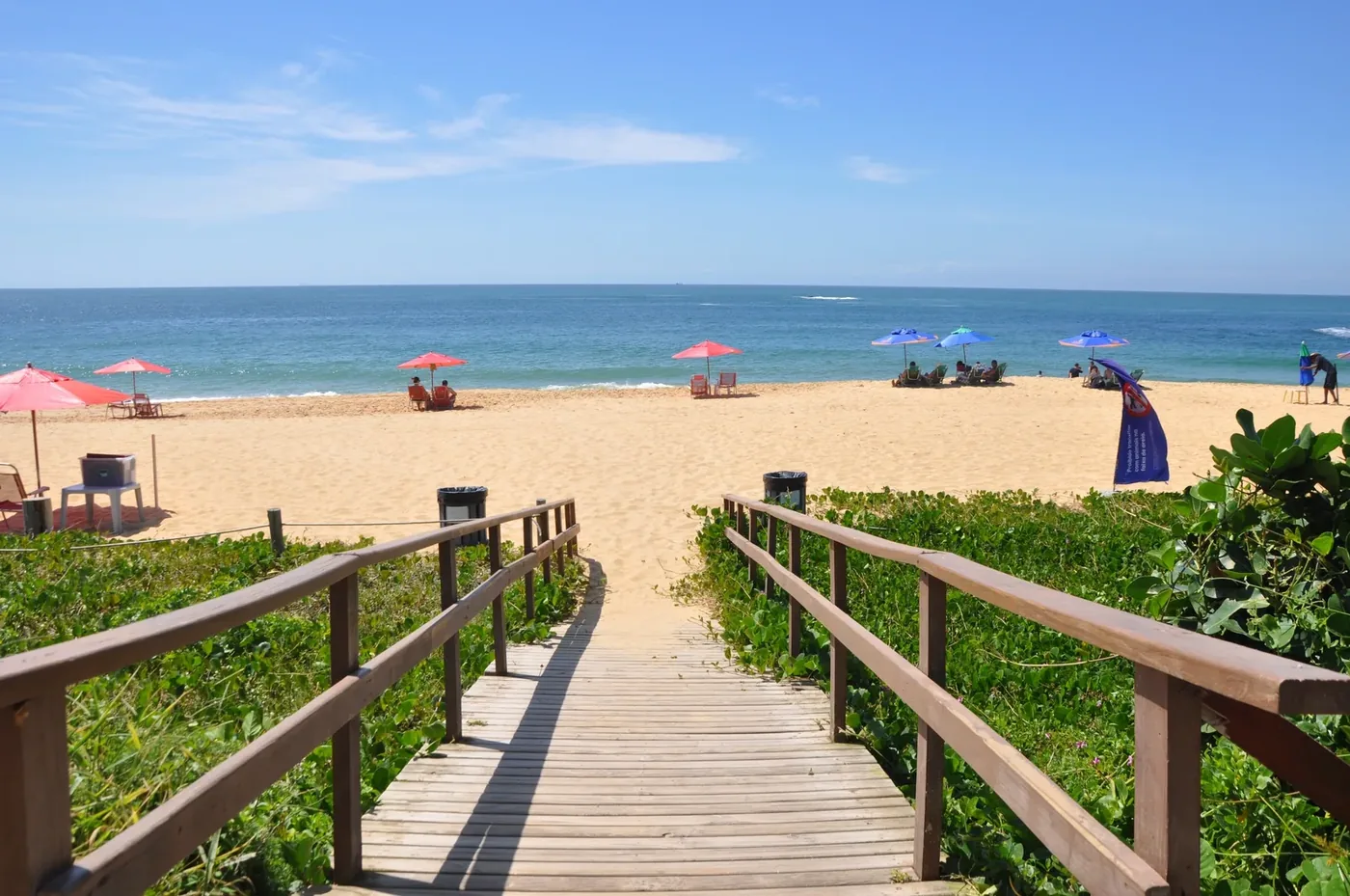 Praia do Estaleiro, rincón agreste de aguas claras en Balneário Camboriú.