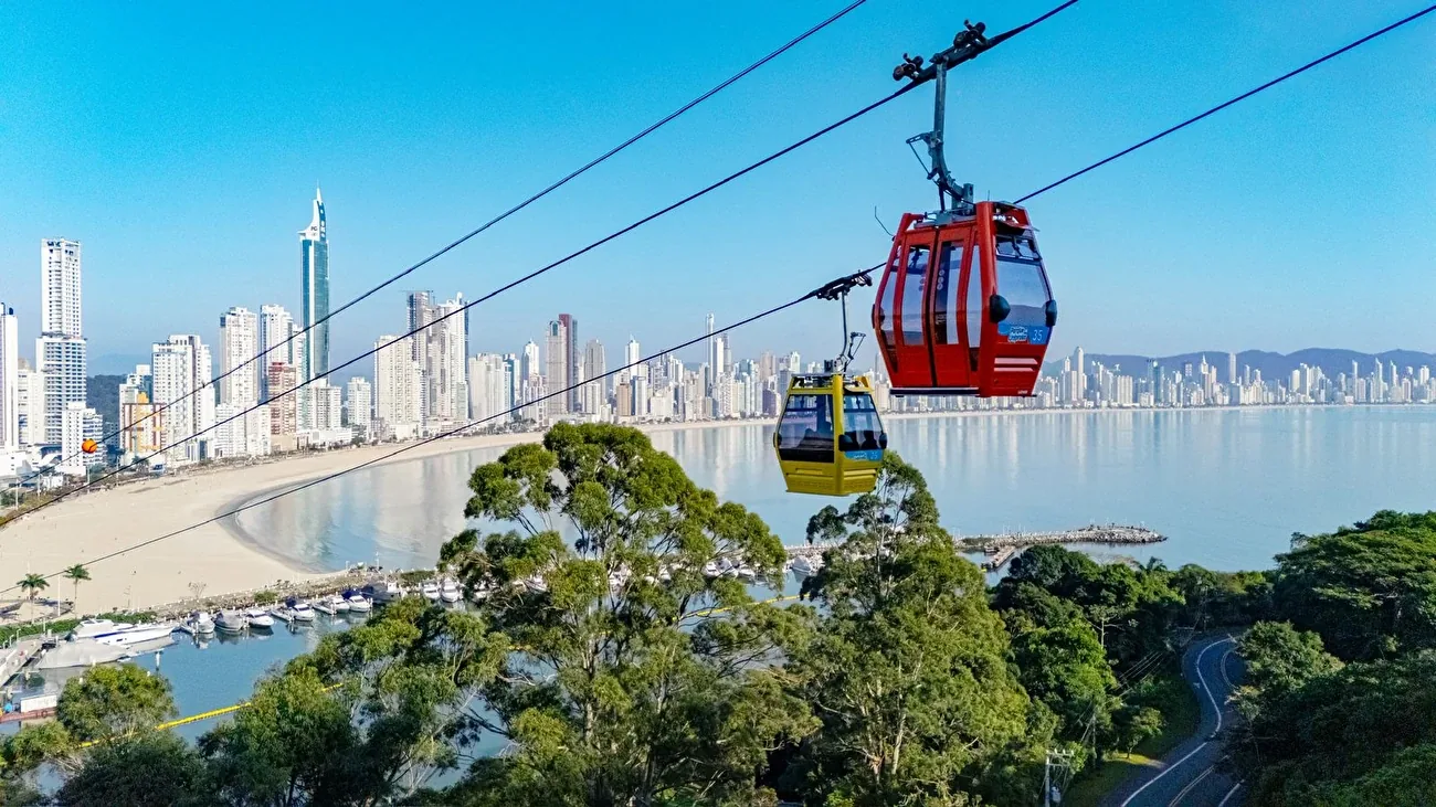 Cabinas del teleférico del Parque Unipraias sobre el mar en Balneário Camboriú.