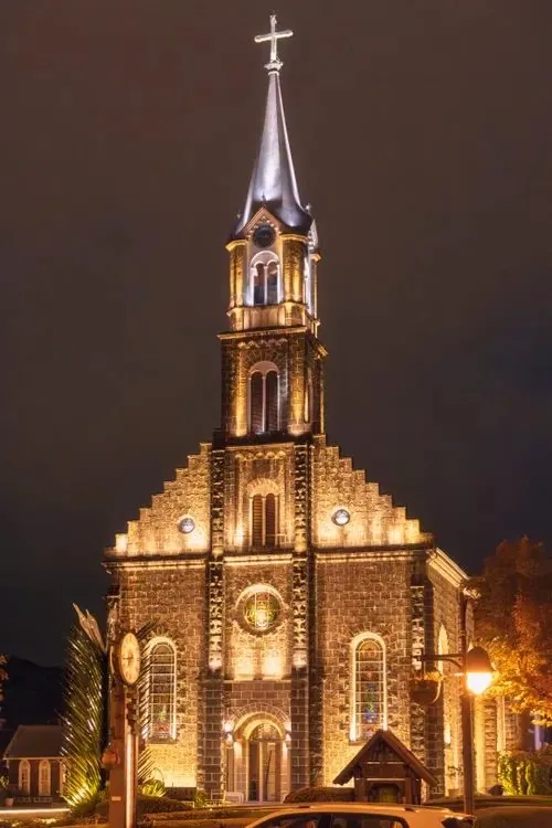 Catedral de Piedra de Gramado iluminada de noche, en el centro de la ciudad.