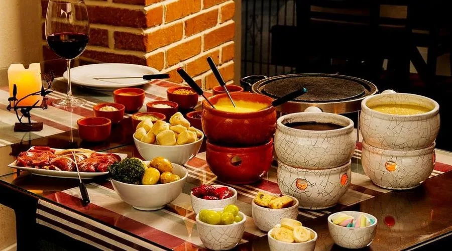 Secuencia de fondue de queso, carne y chocolate, cena clásica de la sierra gaúcha.