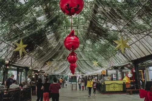 Decoración iluminada de la Navidad Luz de Gramado, el mayor evento navideño de Brasil.