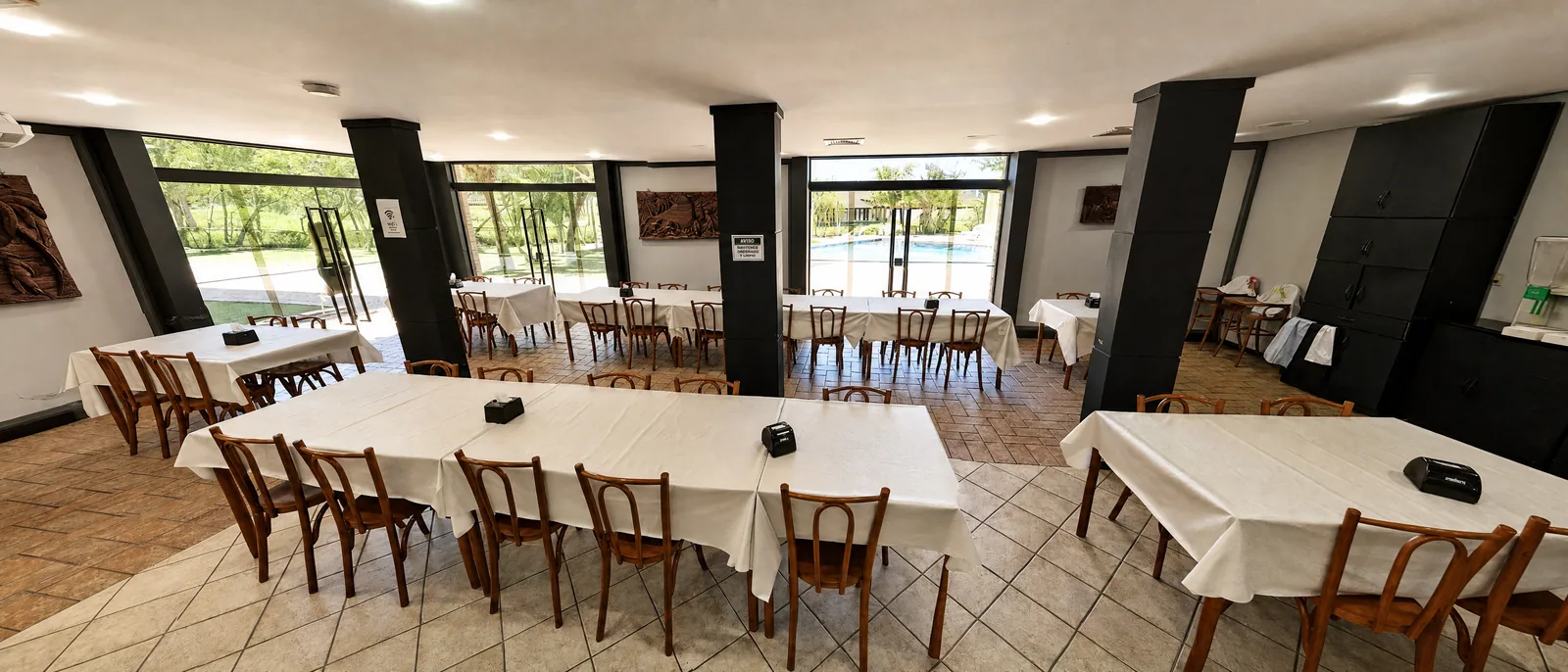 El montaje en banquete reduce la capacidad de la sala — pedí el número en el formato correcto.
