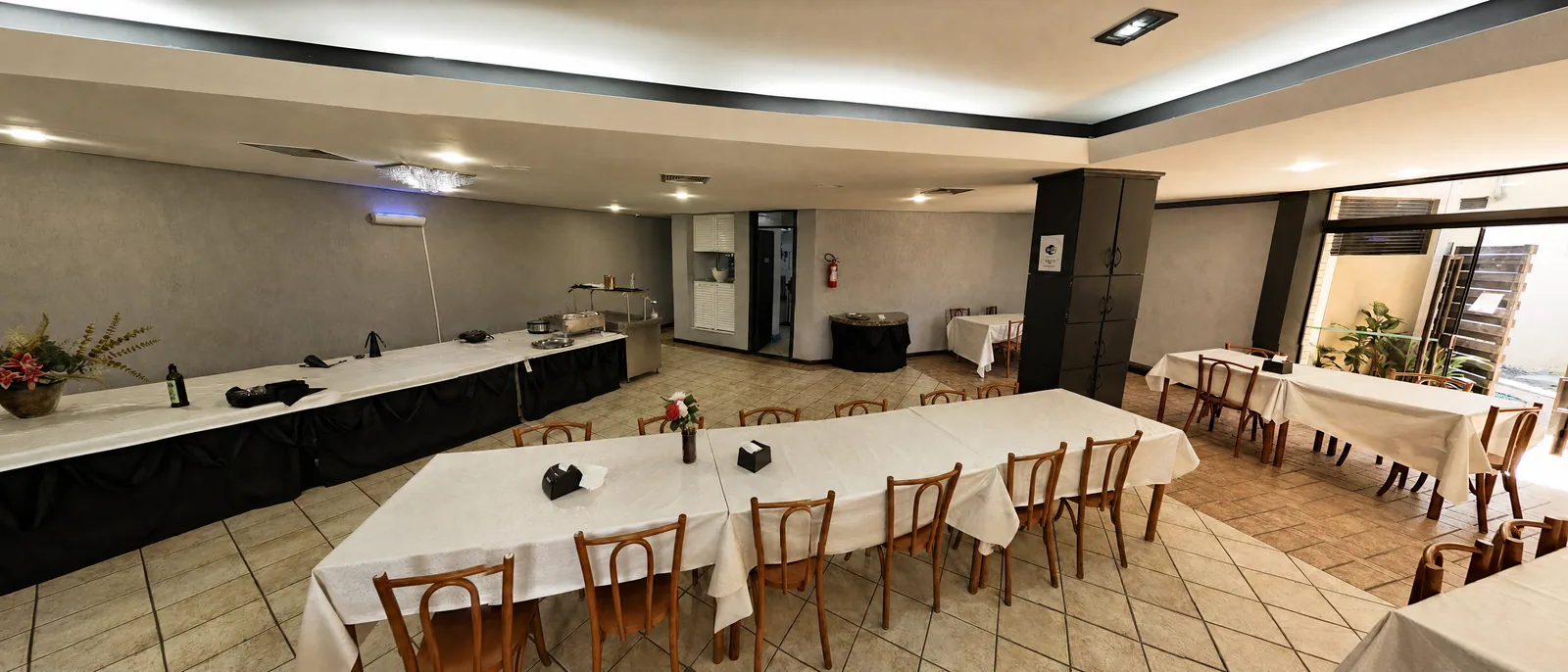 Sala montada para reunião no HANNA Canto da Ilha