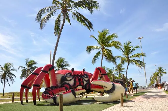 Escultura del cangrejo gigante en la Passarela do Caranguejo, costanera de Atalaia en Aracaju.