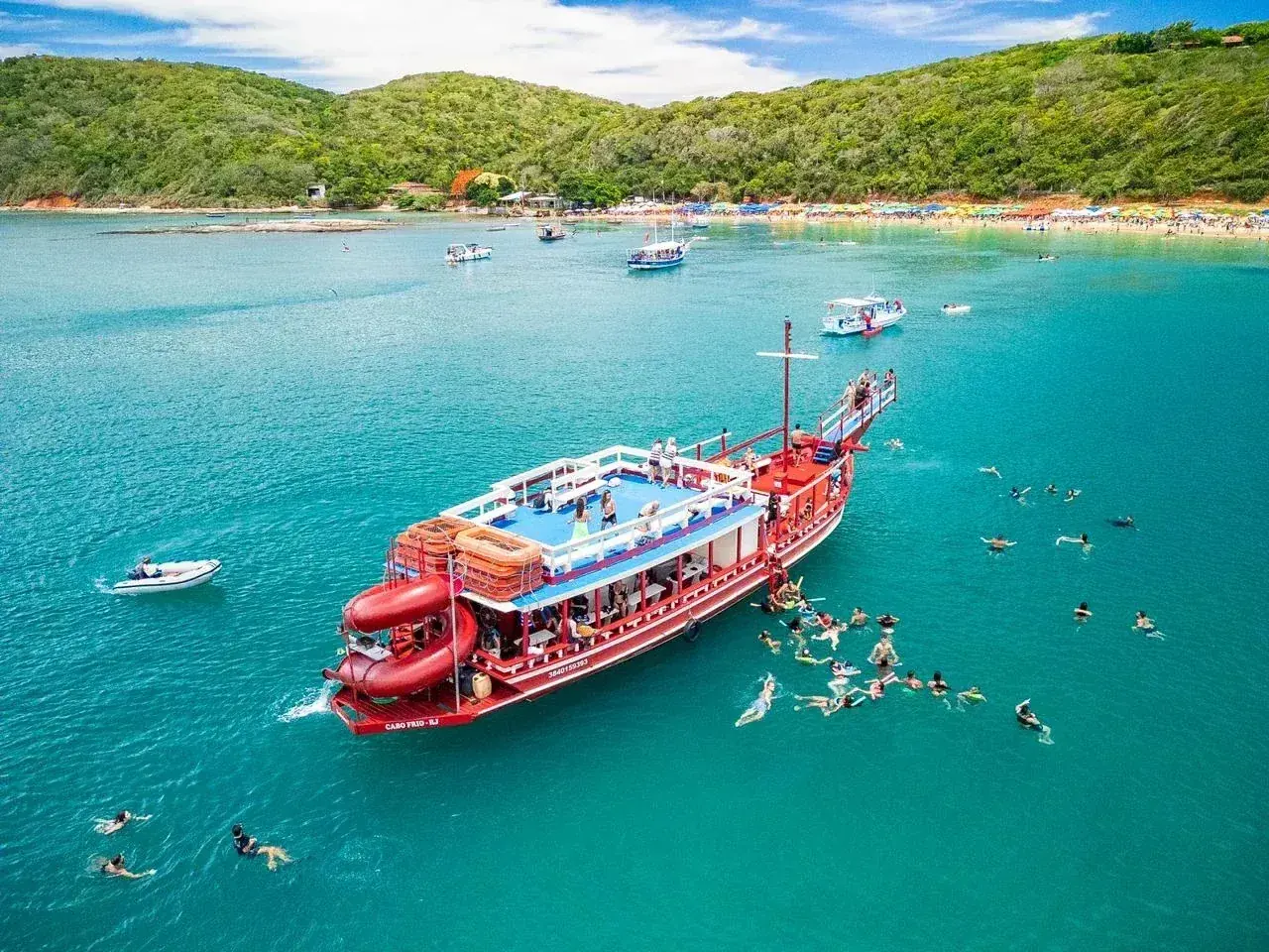 Paseo en barco en una playa de aguas verdes en la península de Búzios.