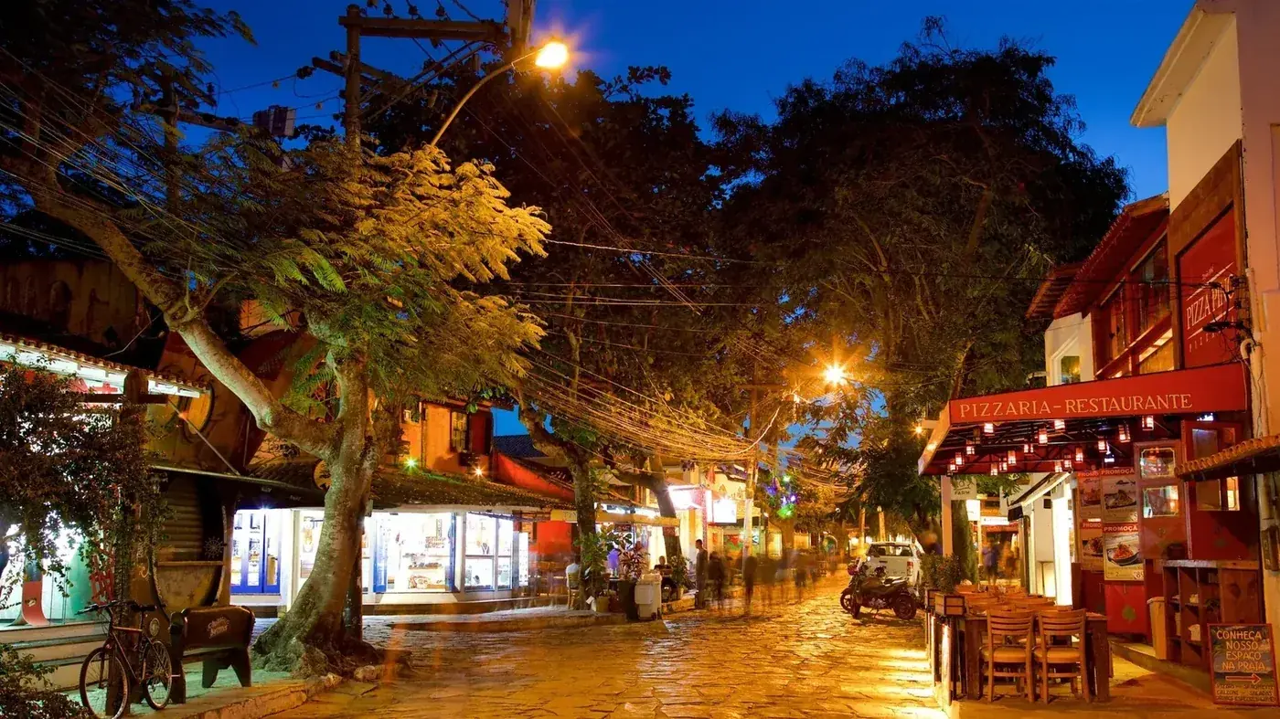 Rua das Pedras de Búzios de noche, con restaurantes, tiendas y movimiento.