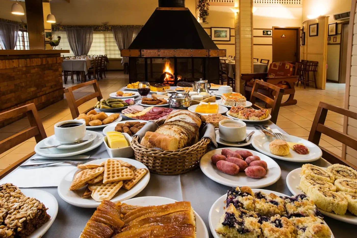 Mesa abundante de café colonial en Gramado, ideal para familias con chicos.