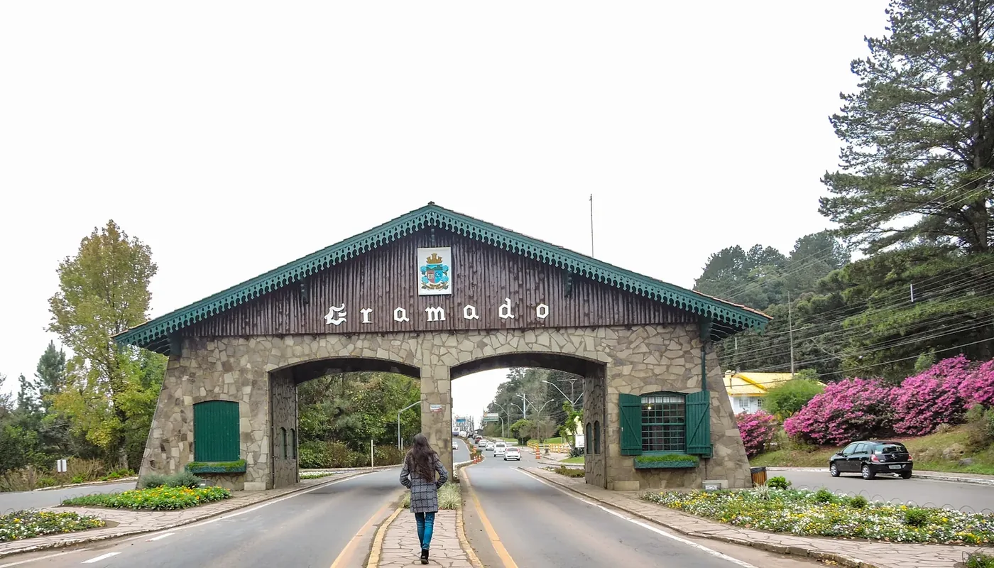 Pórtico de piedra de Gramado, punto de llegada de quien visita la Sierra Gaúcha.